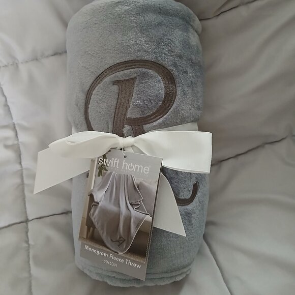 Swift Home monogram "R" fleece throw blanket - Picture 2 of 4